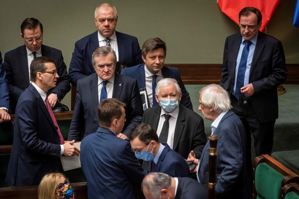 Kaczynskiék volt kommunistával fogalmaztatták meg hadüzenetüket Brüsszelnek