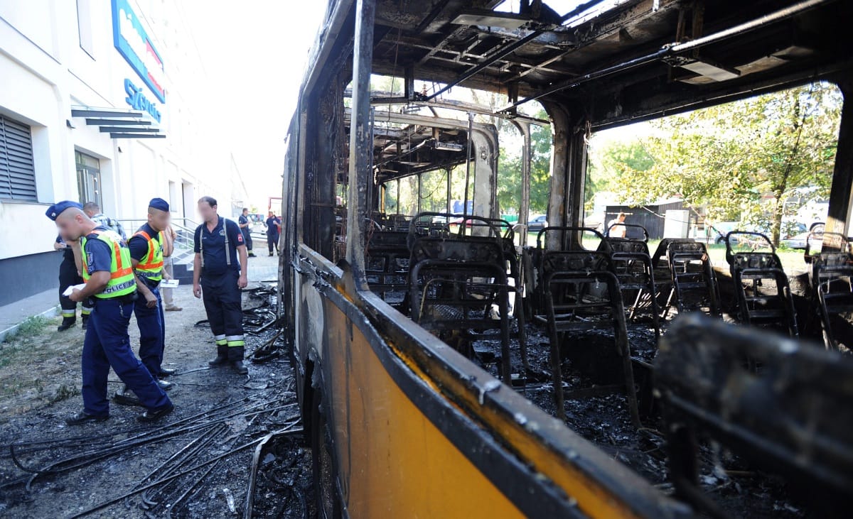 Blikk: típushiba miatt égett ki a Volán-busz