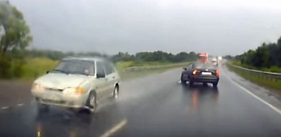 Videó: Vélhetően azonnal megbánta manőverét ez az autós, de már késő volt