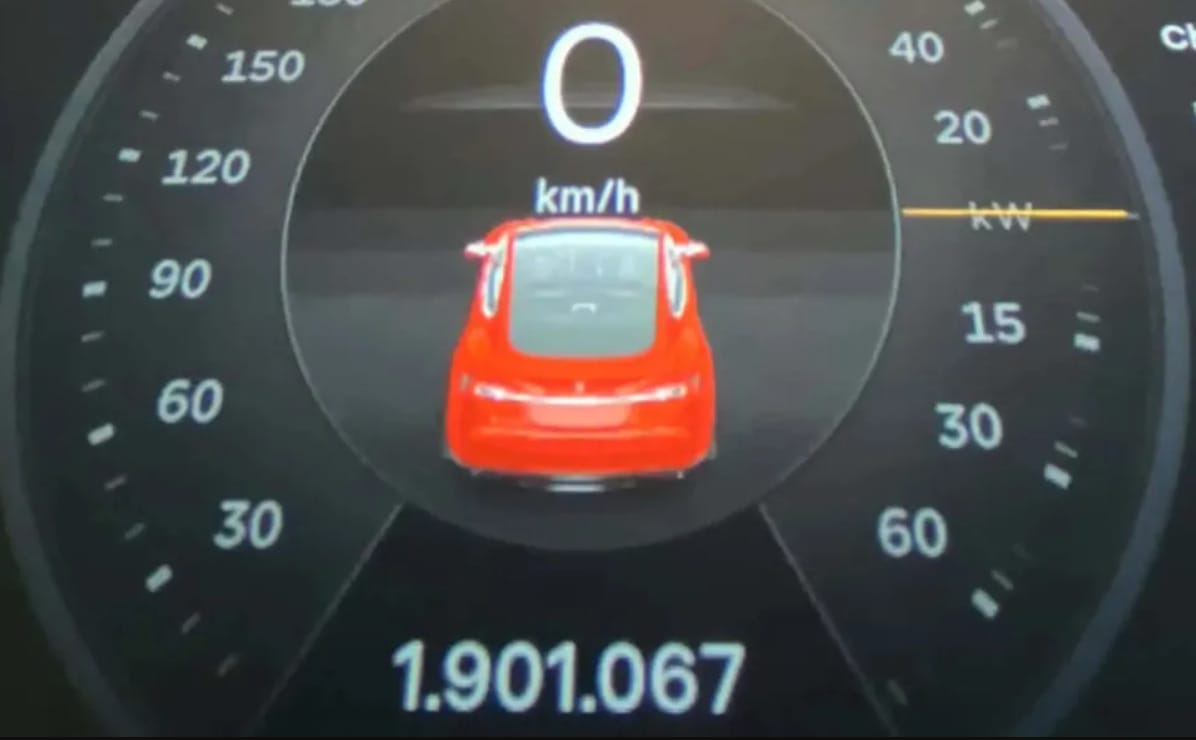 Ez a Tesla szinte örökmozgó: 2 millió kilométernél tart lassan
