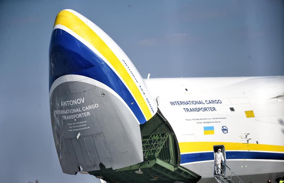 Budapestre érkezett a gigantikus Antonovval egy csomó kínai szájmaszk