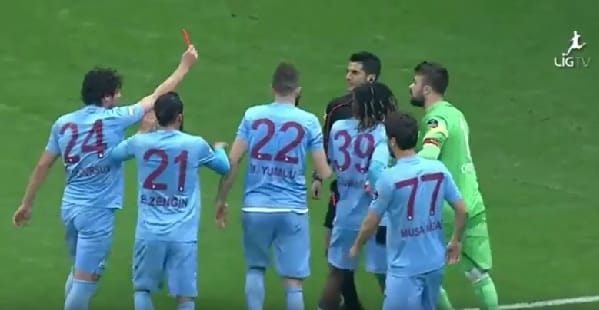 Pirosat adott a bírónak egy focista, erre kiállították - videó