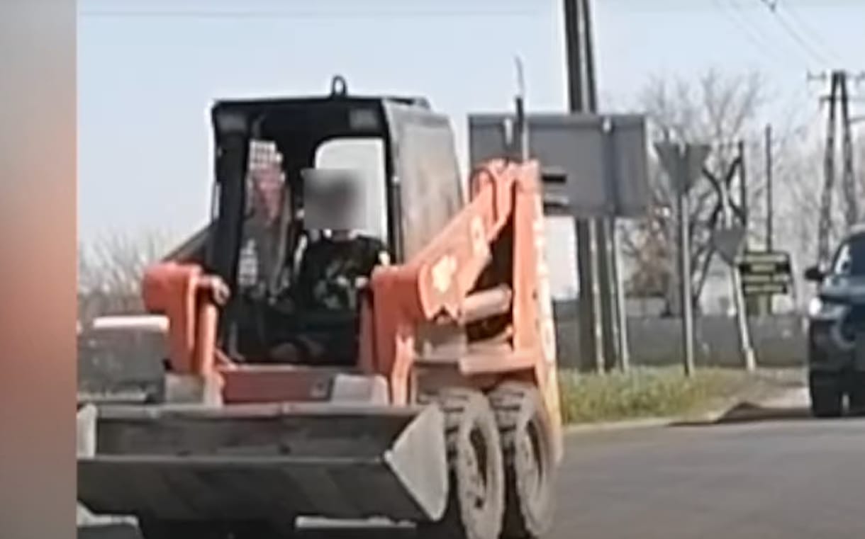 10 év körüli gyermek vezethetett forgalomban egy bobcatet Dabason – videó