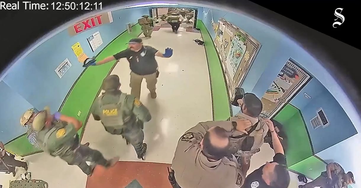Elfutottak a rendőrök, amikor ropogni kezdett a lövöldöző fegyvere – videót tettek közzé az uvaldei iskolai mészárlásról