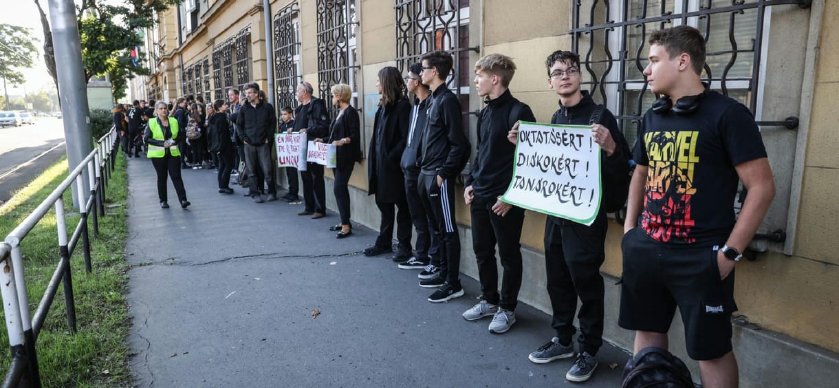 Fű alatt elfogadott törvénye alapján fenyegeti kirúgással a tiltakozó tanárokat a kormány 