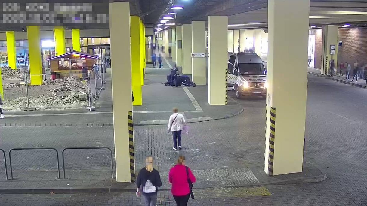 Rendőrtől próbált pisztolyt lopni egy férfi Budapesten – videó