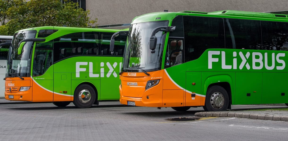 Egy Párizs–Varsó buszjáraton született meg egy csecsemő, 18 éves koráig ingyen utazhat a busztársasággal
