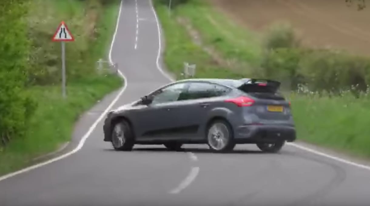 Driftelni akart a Ford sofőrje, csúnya égés lett belőle – videó