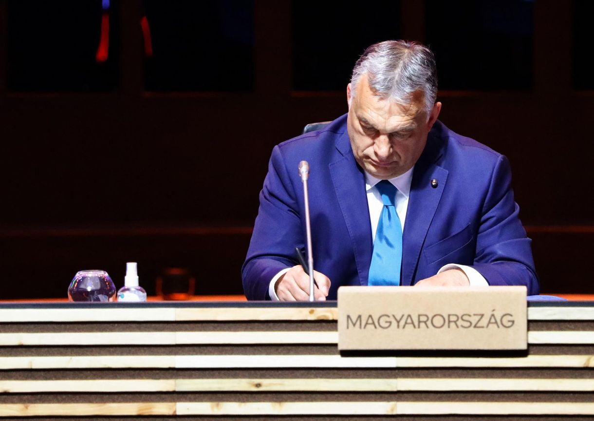 EUobserver: Orbán az ár ellen úszik