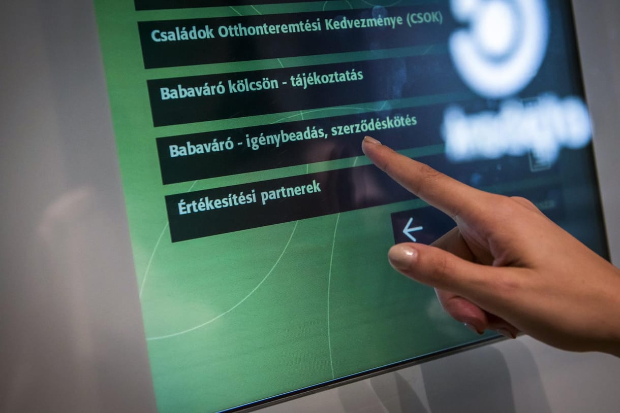 Megy a harc a bankok között a babavárós ügyfelekért