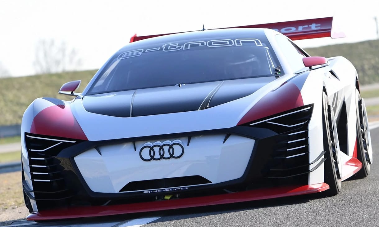 815 lóerős elektromos autóval sokkol az Audi