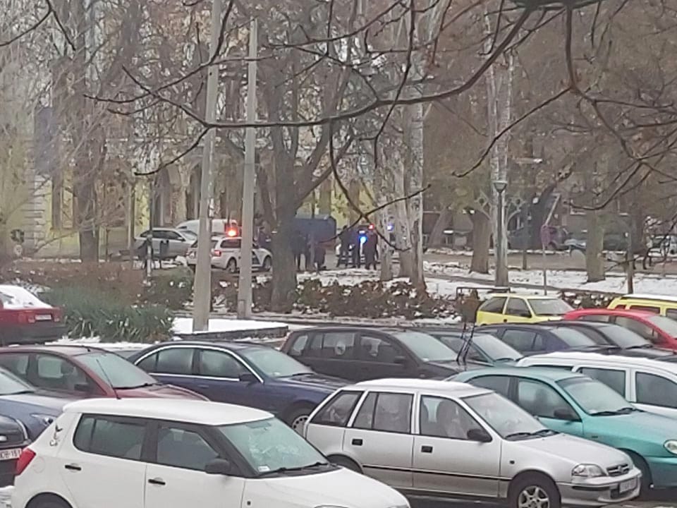 Két villogó rendőrautó állt a kispesti önkormányzat előtt