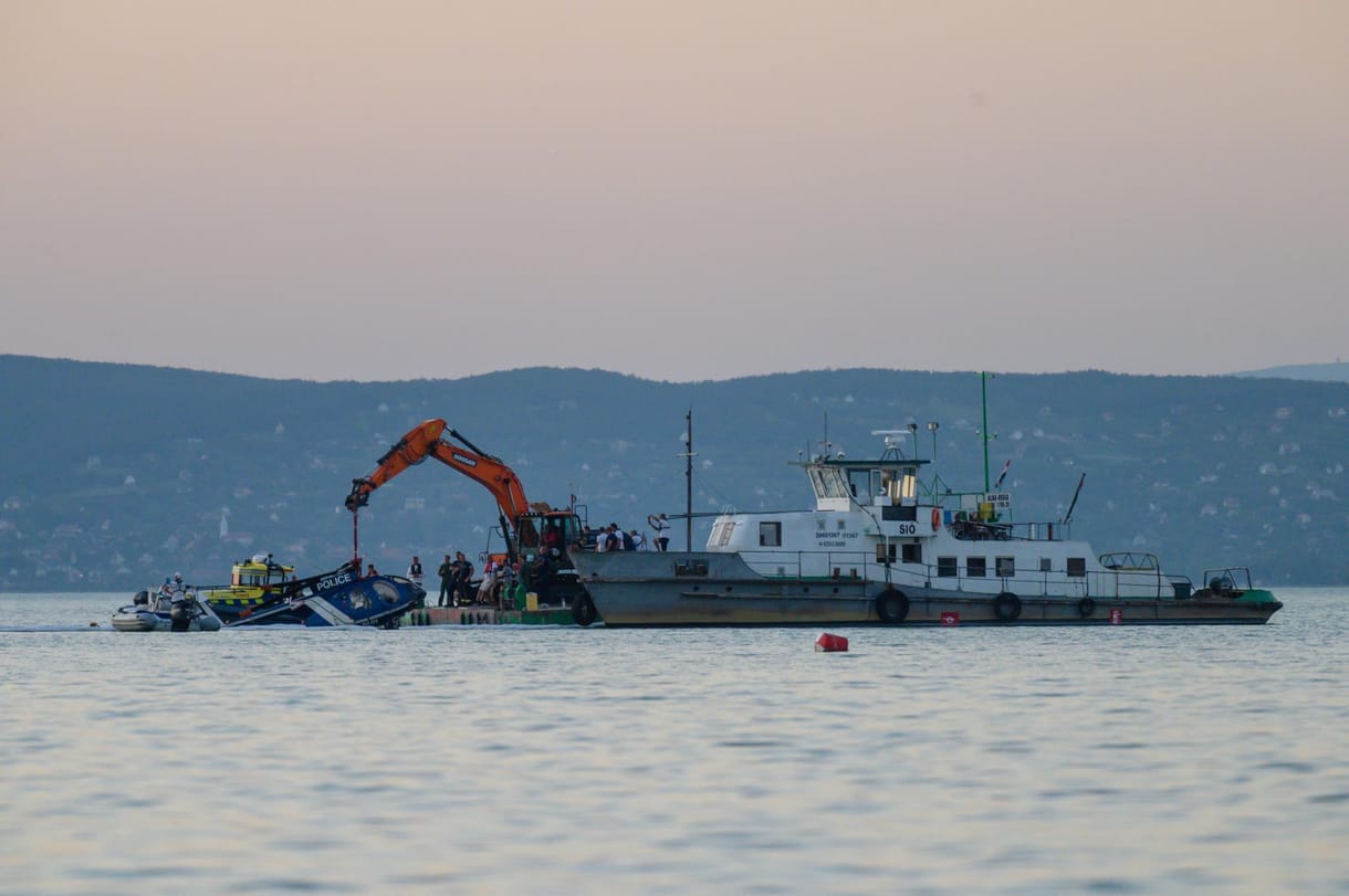 Fotókon ahogy kiemelik a Balatonból a rendőrségi helikoptert