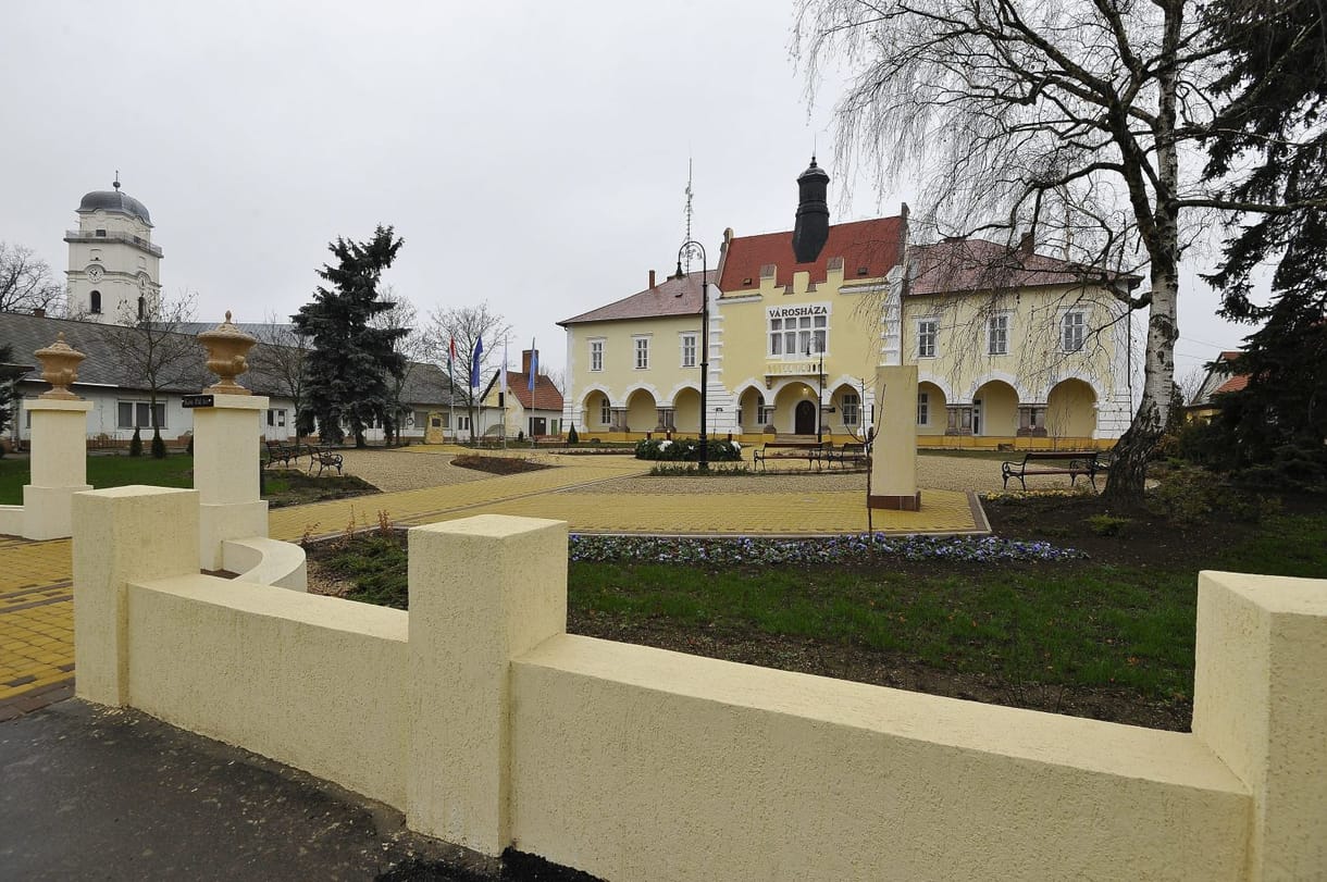 Felszámolná a tiszafüredi önkormányzatot a volt jegyző