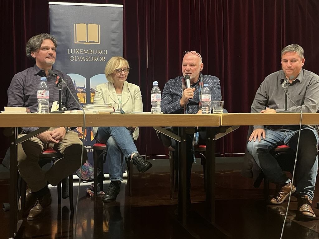 Az én hetem: Péterfy Gergely fóka-, talán delfinbőr úton suhant dedikálni