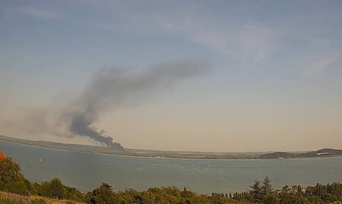 A Balaton északi partjáról is látni, ahogy füstöl egy szeméttelep a déli parton - videóval