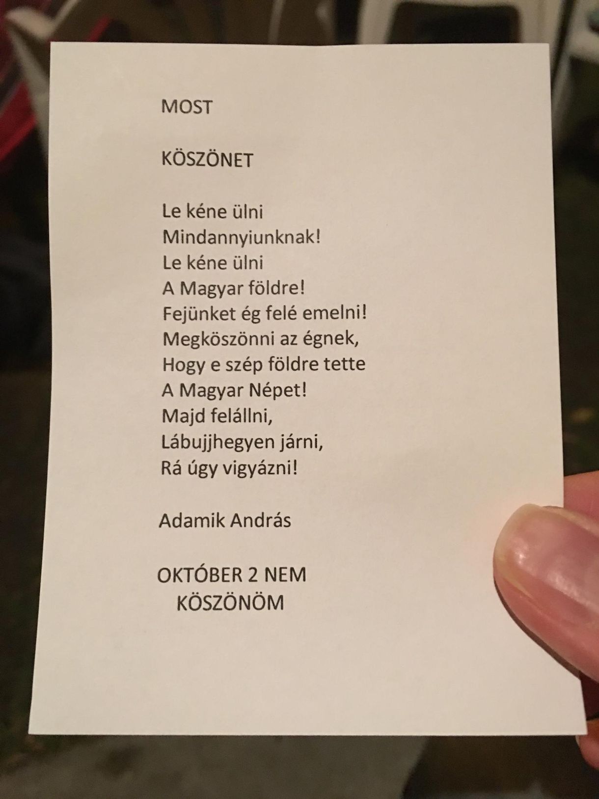 Verset írt a népszavazásról, és autók szélvédőjére tűzi