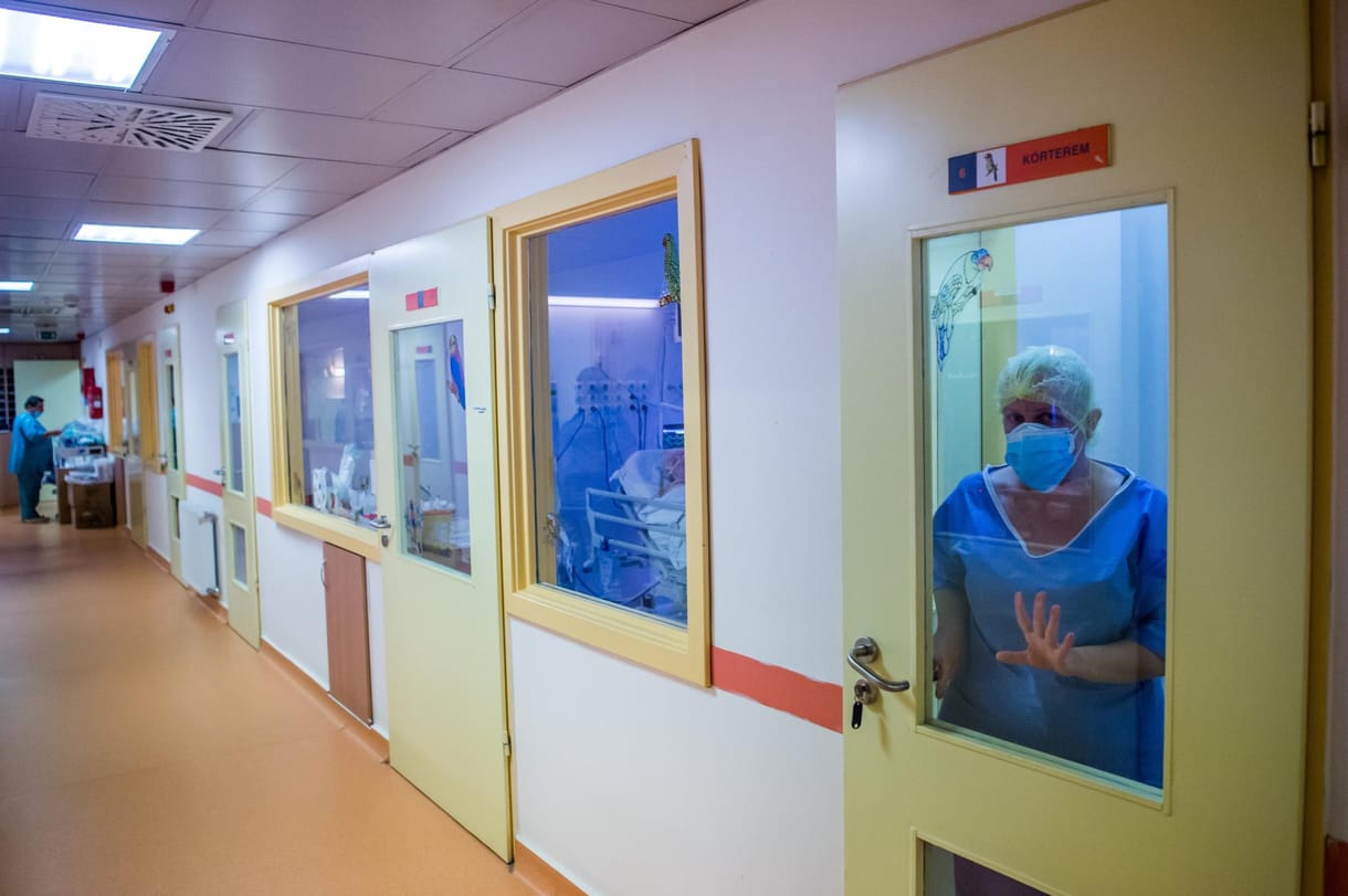 Koronavírus: először csökkent száz alá az elhunytak napi száma február vége óta