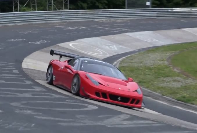 Videó: 220-nál szállt el egy Ferrari a Nürburgringen
