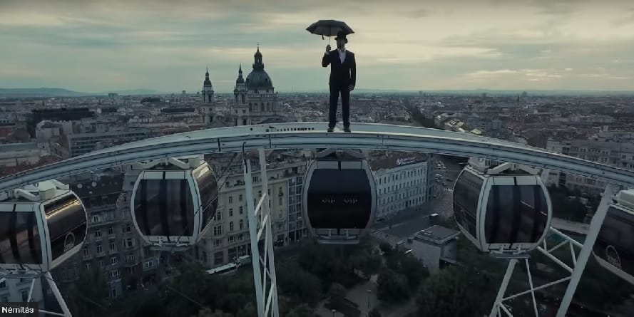Úgy még senki nem látta Budapestet, ahogy ez az esernyős ember