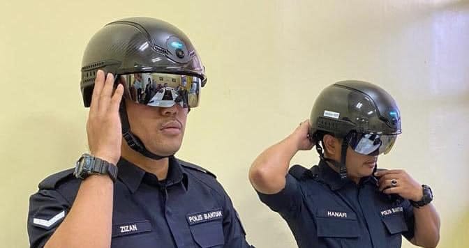 Robotzsarut csináltak a maláj vasúti dolgozókból, sisakkal nézik az utasok testhőmérsékletét