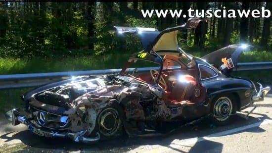 Egy 200 milliós sirályszárnyú Mercedest talált telibe egy BMW - videó