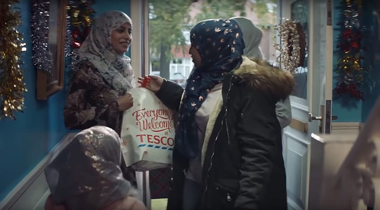 Kiverte a biztosítékot a Tesco muszlim családot szerepeltető karácsonyi reklámja