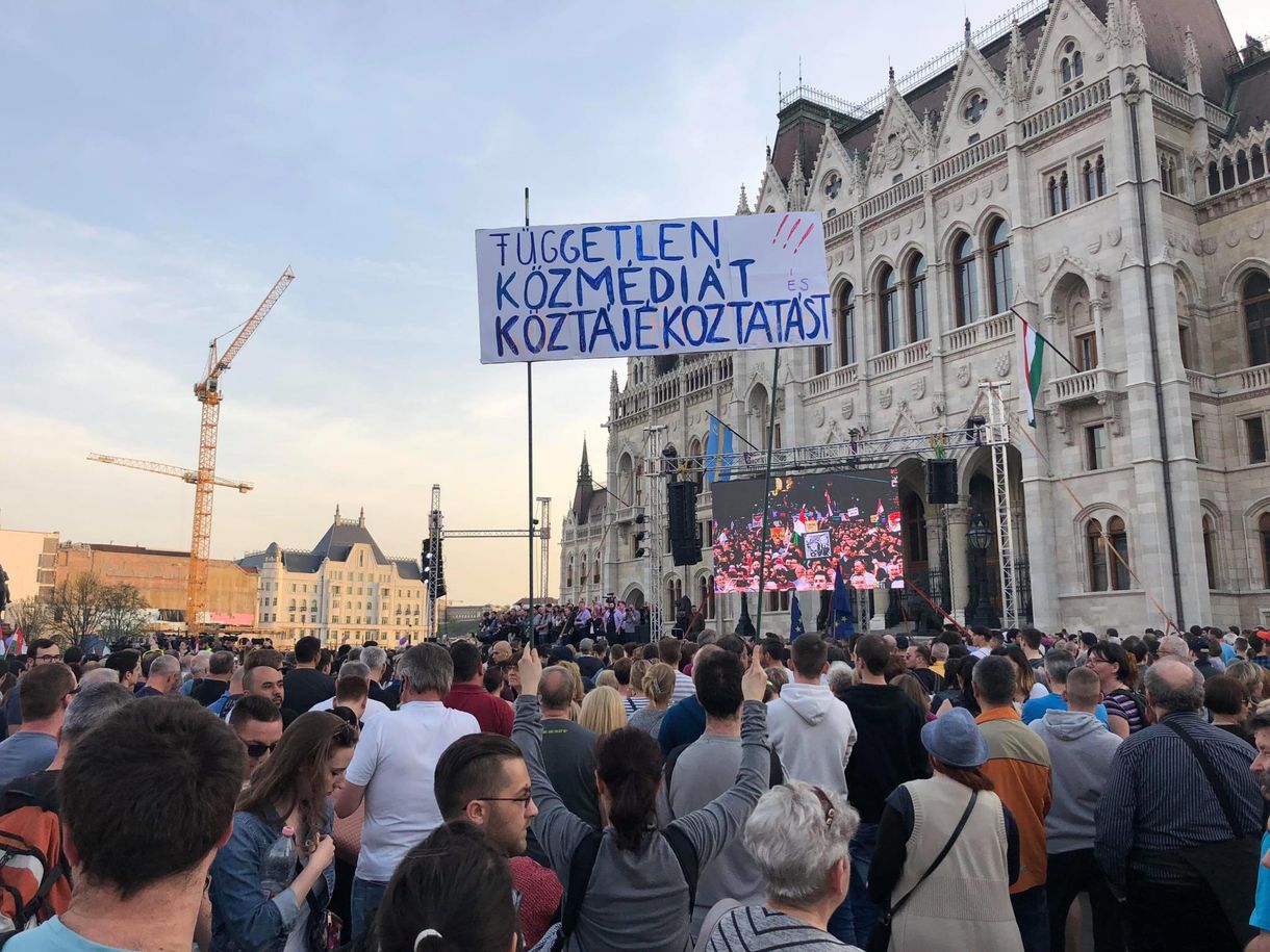 „A népnek joga van elkergetni a kormányt” – Orbán is megszólalt a tüntetésen, igaz, csak videóról idézték