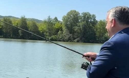 „Ha ezt Áder látná, most kritizálna, nem így kell, amatőrség” – mondja a horgászó Orbán Viktor