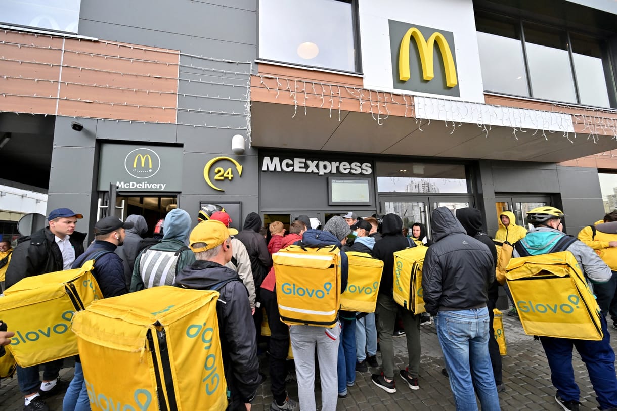 Videó: Futárok tömegei álltak sorban az újranyitó McDonald's előtt Kijevben