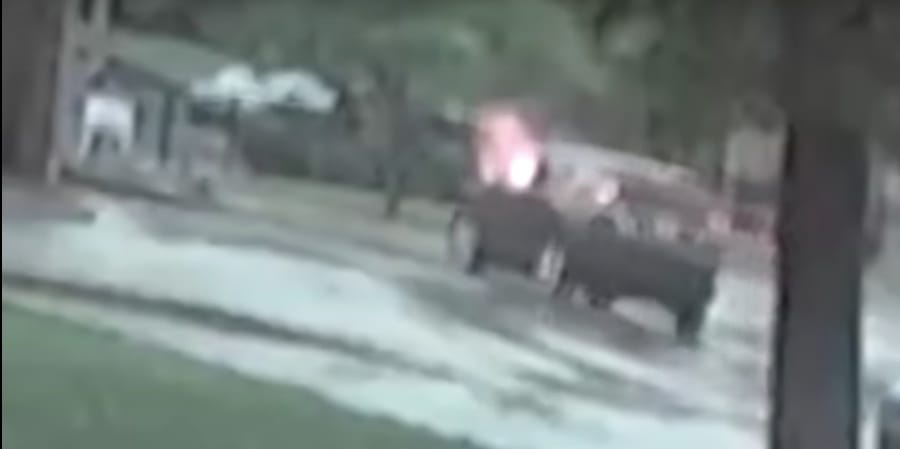 Menet közben robbant fel a kocsi gáztartálya, széttépte a kocsi hátulját – videó