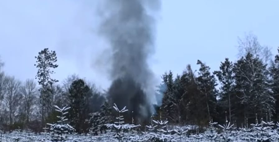 Kenyérpirítóval fűtötte a kocsiját egy autós, sikerült tűzbe borítania végül mindent – videó
