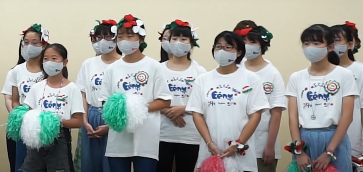 Japán gyerekkórus énekelte el a magyaroknak Az éjjel soha nem érhet véget című dalt