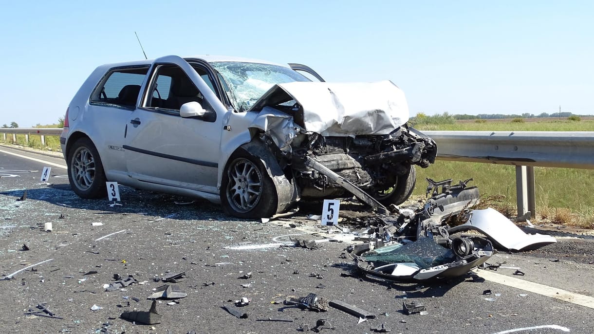 Ketten meghaltak egy frontális karambolban a 4-es főúton