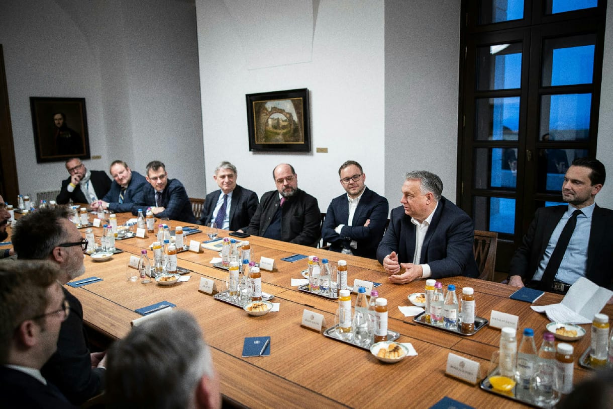 Magyar adófizetők pénzéből angolul terjesztik az orbánizmust szerte a világban