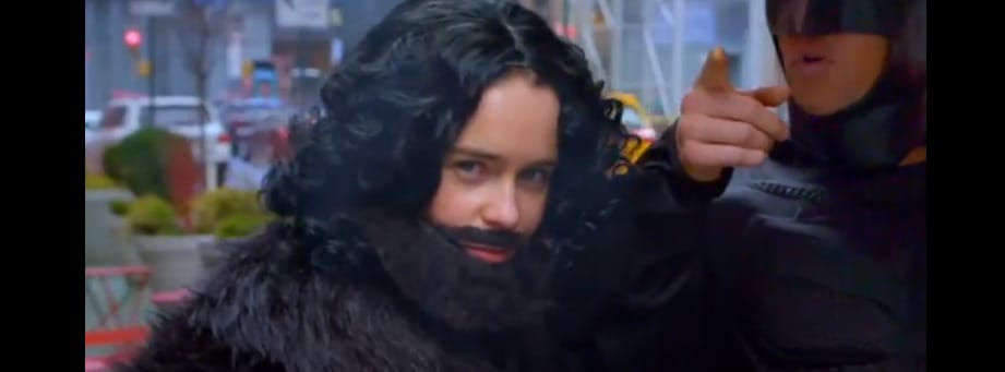 Emilia Clarke Jon Snow-nak öltözve járta New York utcáit - videó