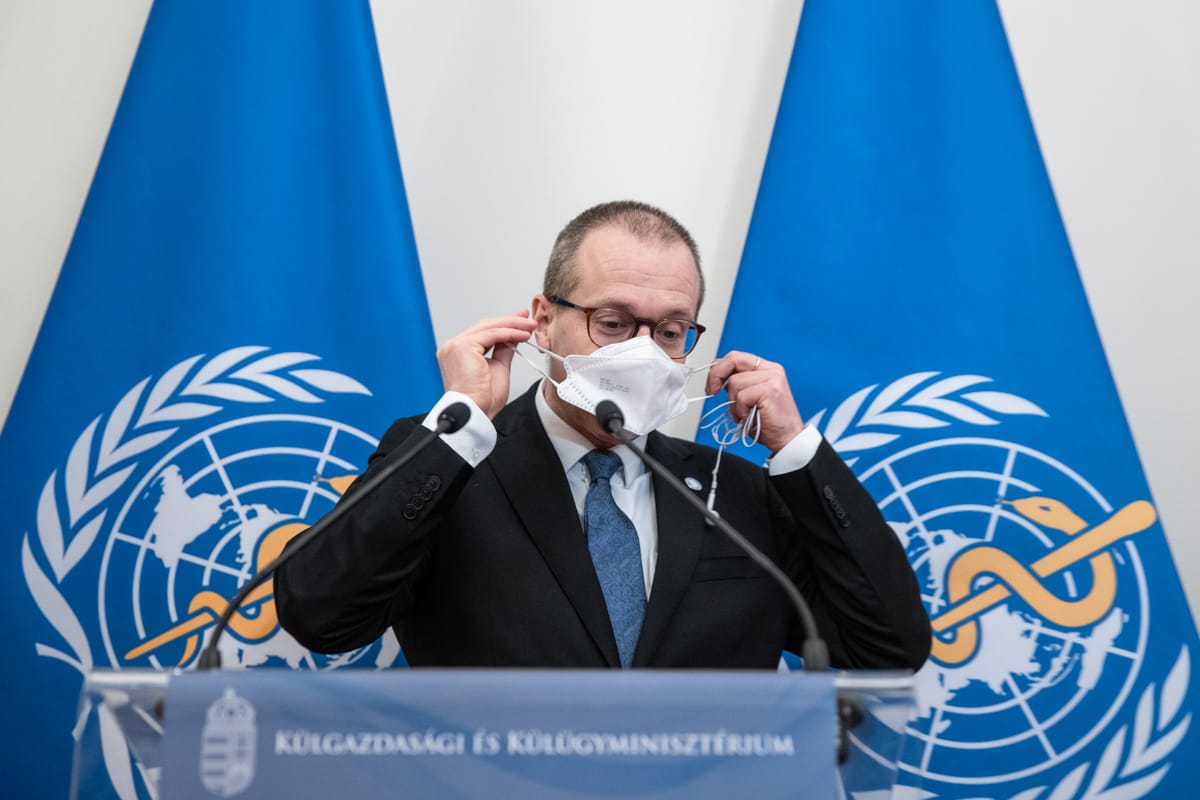 A WHO európai vezetője szerint vissza kellene állítani a maszkviselést, hogy ne kelljen újabb lezárás