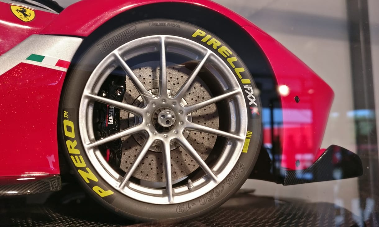 Körbefotóztuk a Pécsett gyártott szuperdrága Ferrarikat