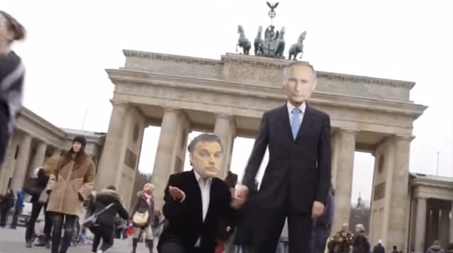 Videó: Orbán-Putyin eljegyzés a meghekkelt köztévés Híradóban