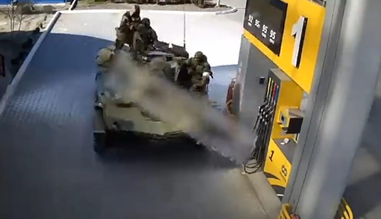 Benzinkutat kifosztó orosz katonákról osztott meg videót az ukrán külügy