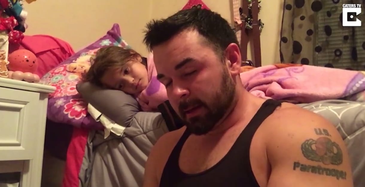 Sosem hagyja ki a meseolvasást a dadogással küszködő apa – megható videó