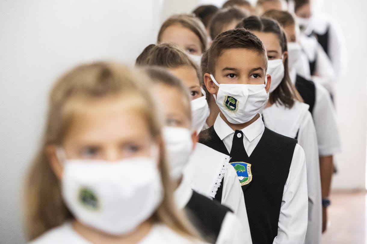 Maszkviselés az első falatig és óra után padot fertőtlenítő diákok – így indul a rendkívüli tanév