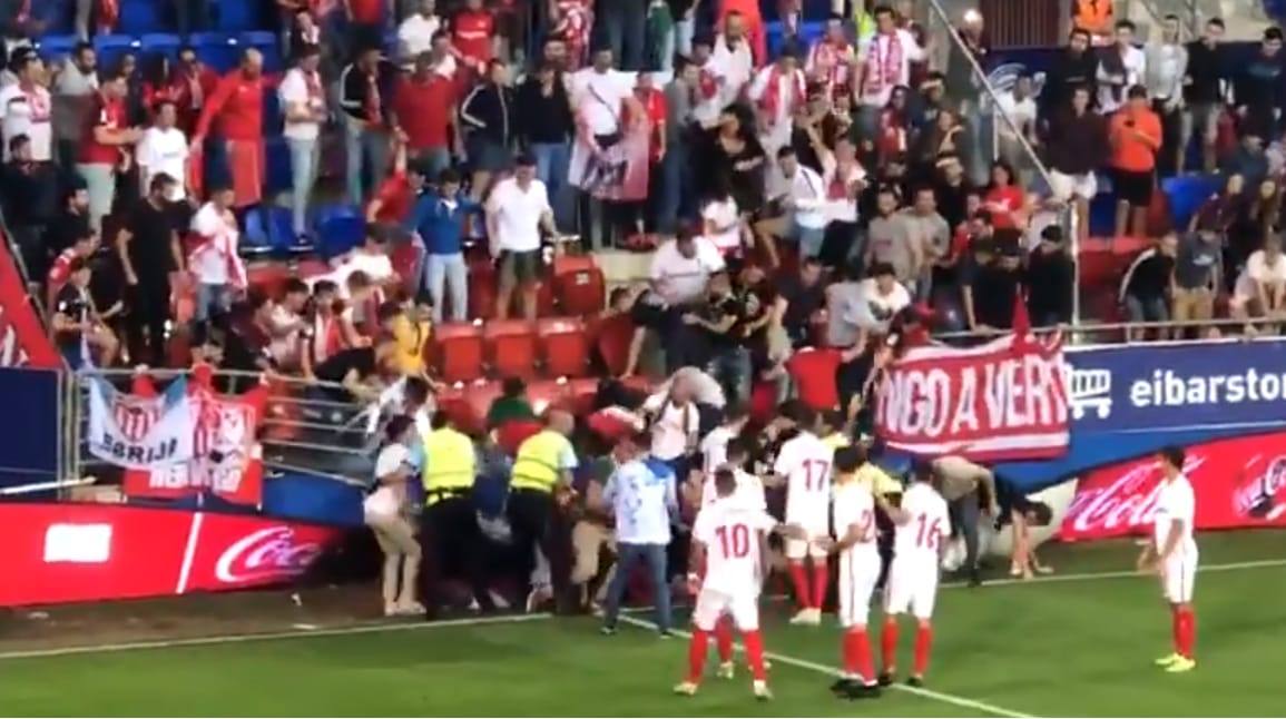 Pánik a stadionban, több néző megsérült a Sevilla meccsén - videó