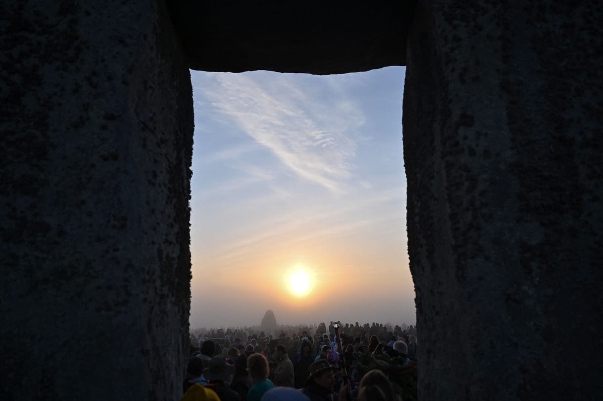 Ezrek gyűltek össze a Stonehenge-nél, hogy megnézzék a nyári napfordulón a napfelkeltét – fotók