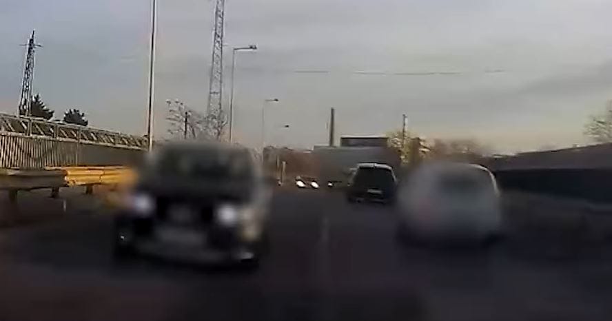 Balesetet okozott, majd elsétált a helyszínről egy autós – videóval