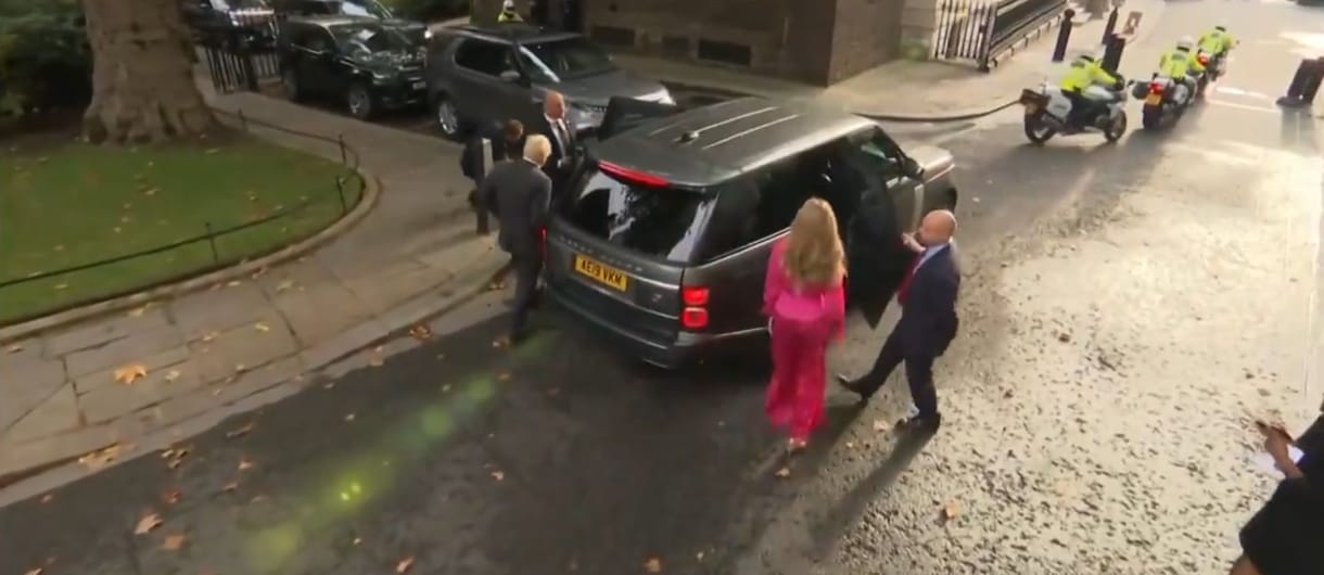 Gyorsítórakétához hasonlította magát, majd távozott a Downing Street 10-ből Boris Johnson - videó