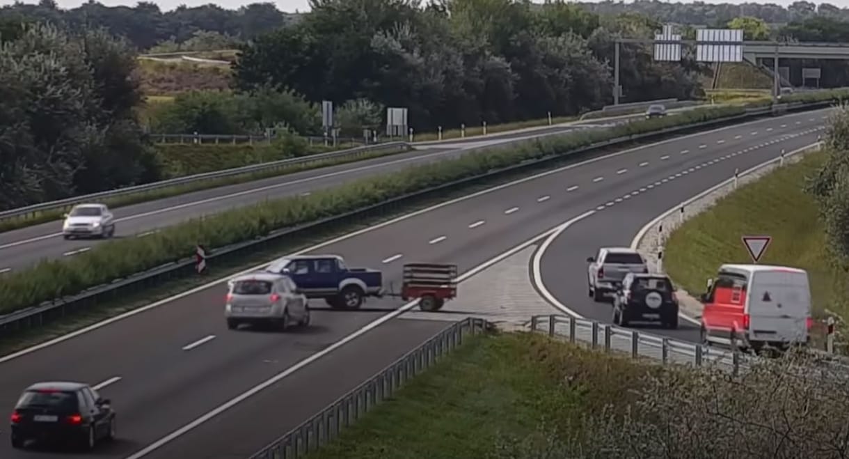 Óriási szerencse, hogy ebben a balesetben nem halt meg senki – videó