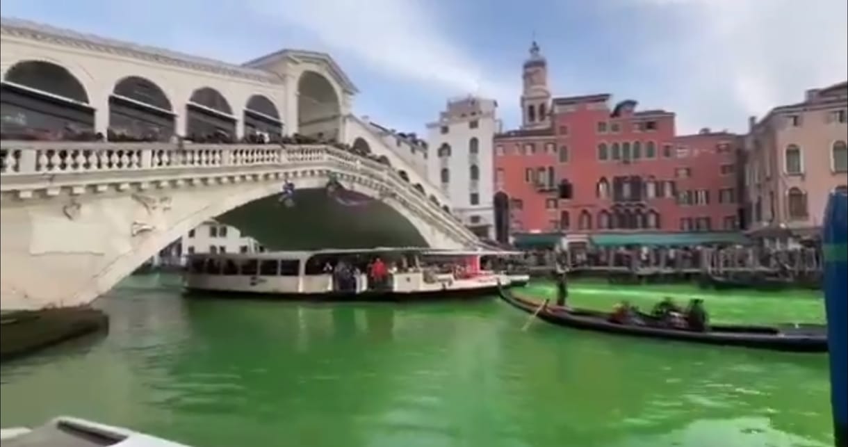 Olasz környezetvédők zöldre festették a velencei Canal Grande vizét – videó