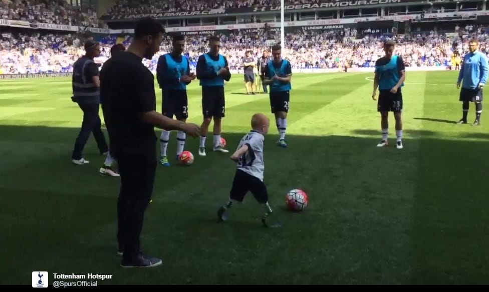 Videó: A Tottenham valóra váltotta a végtagok nélkül élő kisfiú álmát