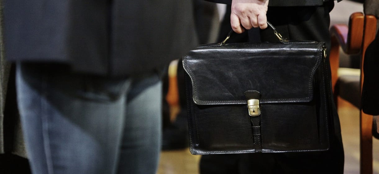 Ismert pécsi bankárt vádolnak azzal, hogy több százmillió forintot sikkasztott